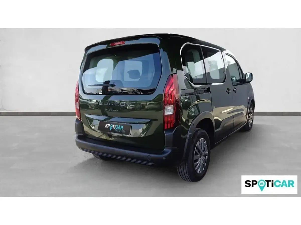 Usado Peugeot Rifter Allure 100 CV (73 kW) 2025 Verde Monovolumen