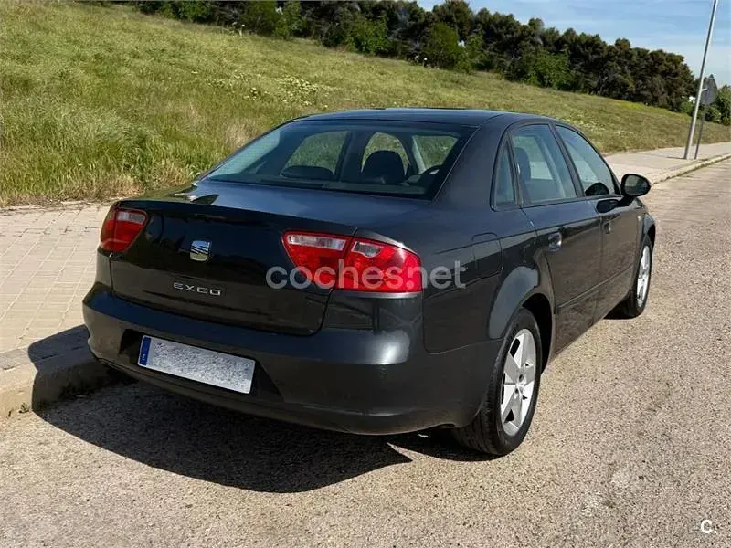 Usado Seat Exeo Ecomotive 120 CV (88 kW) 2011 Gris / plata Berlina