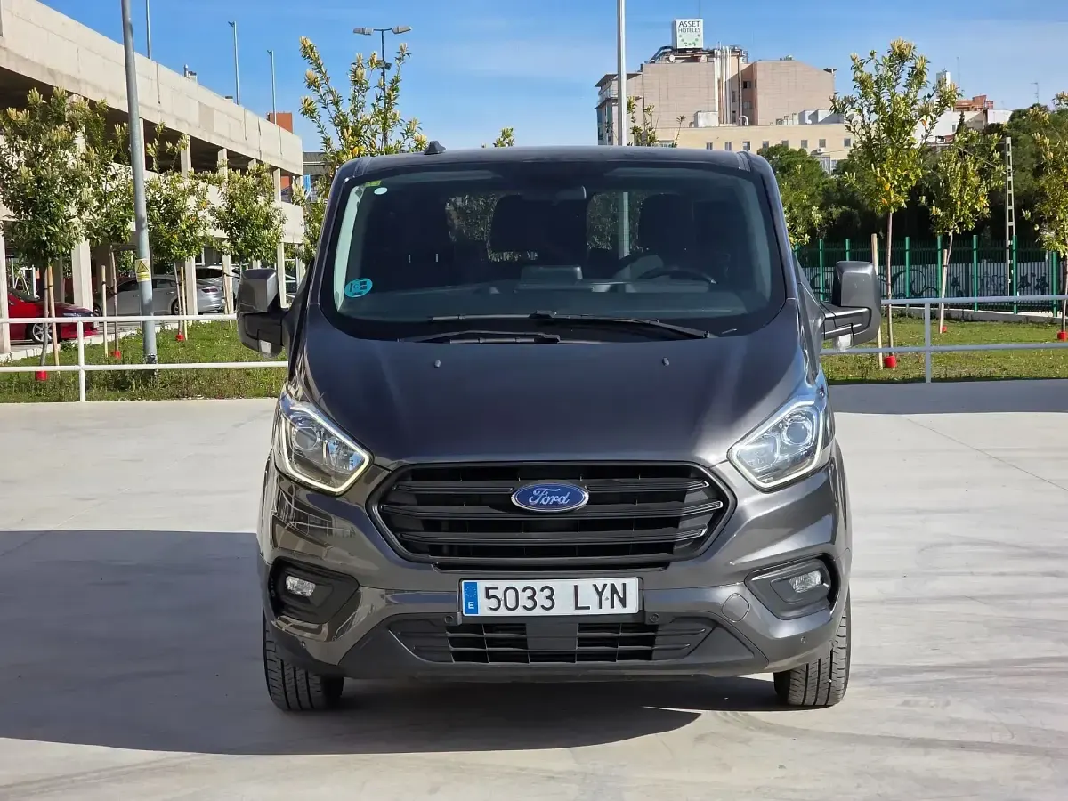 Usado Ford Transit Custom Trend 131 CV (96 kW) 2022 Marrón Familiar