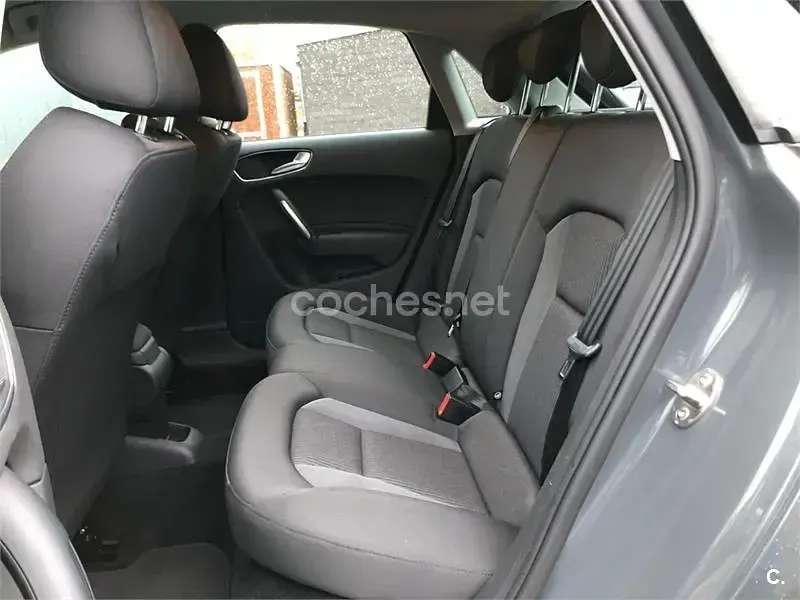 Usado Audi A1 Sportback Attraction 116 CV (85 kW) 2015 Gris / plata Utilitario