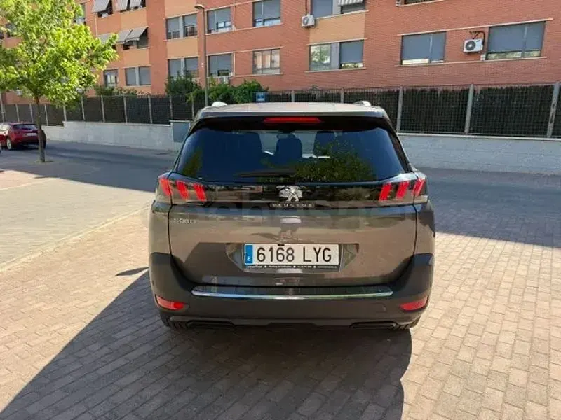 Usado Peugeot 5008 Allure 130 CV (95 kW) 2022 Gris / plata SUV