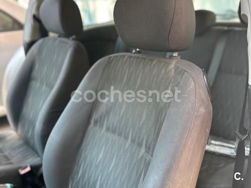 Usado Ford Focus Trend 100 CV (73 kW) 2004 Gris / plata Berlina