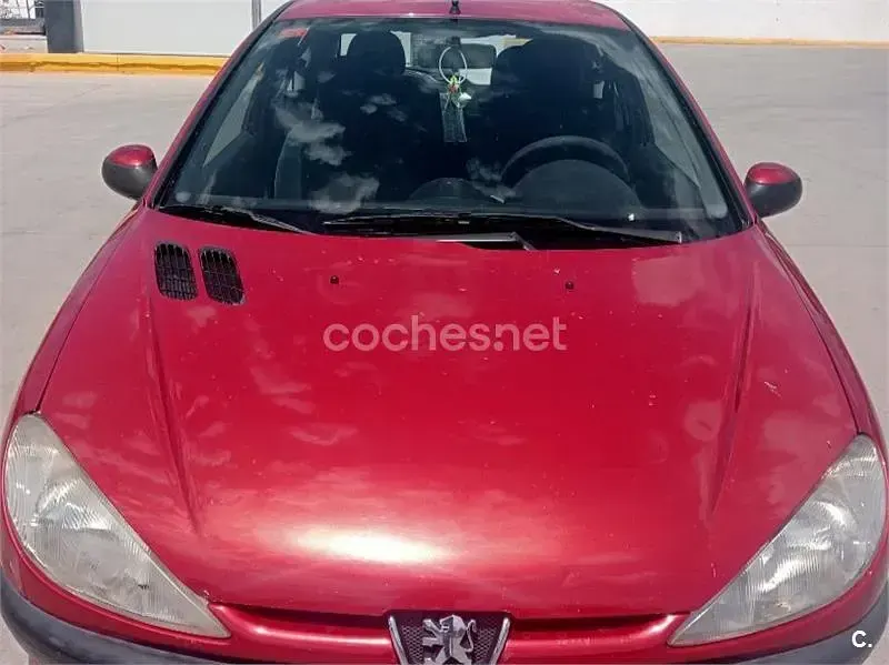 Usado Peugeot 206 70 CV (51 kW) 1999 Rojo Utilitario