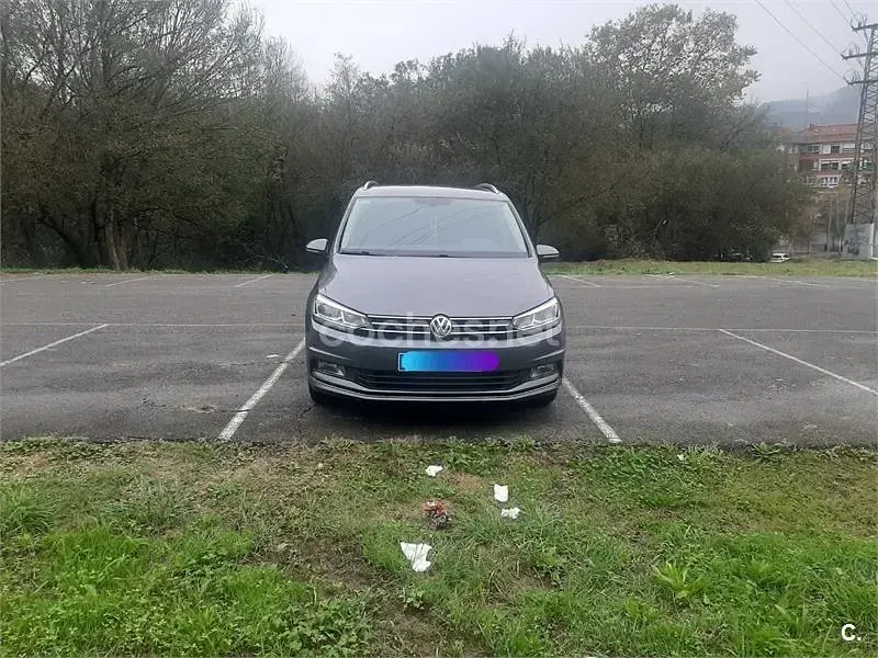 Usado VW Touran Advance 150 CV (110 kW) 2016 Gris / plata Monovolumen