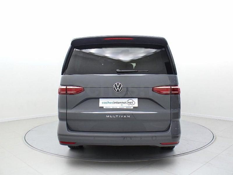 Usado VW Multivan Life 150 CV (110 kW) 2025 Gris / plateado Monovolumen