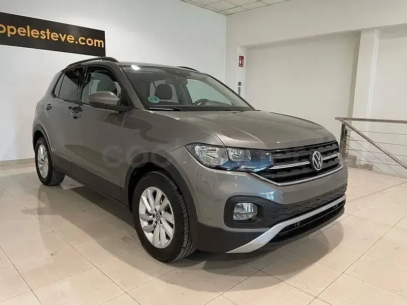 Usado VW T-Cross Advance 110 CV (80 kW) 2023 Gris / plata SUV