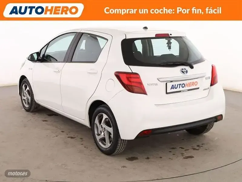 Usado Toyota Yaris Hybrid Active 101 CV (74 kW) 2016 Blanco Berlina
