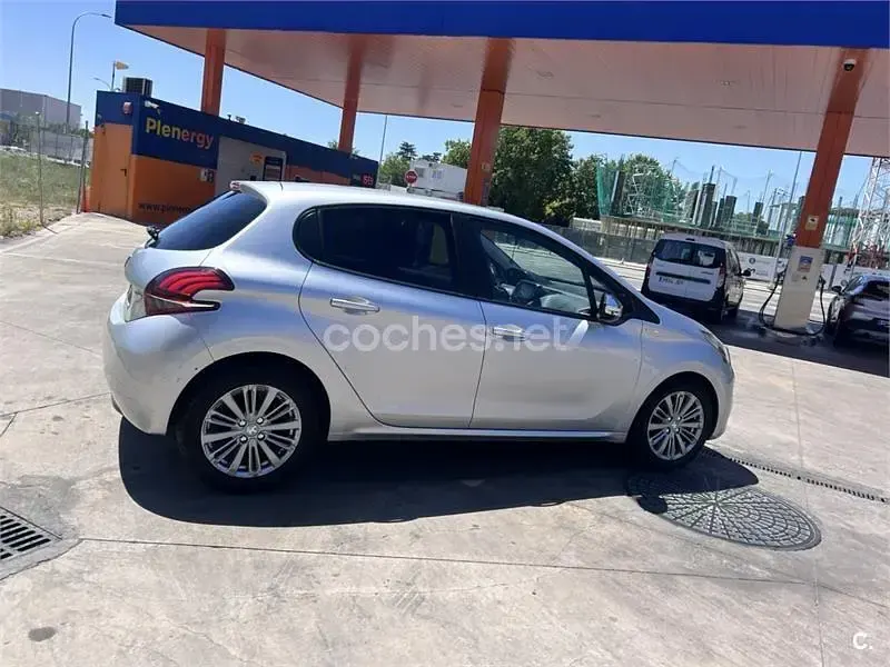 Usado Peugeot 208 Active 82 CV (60 kW) 2017 Gris / plata Utilitario