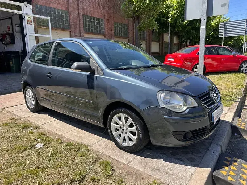 Usado VW Polo Sportline 100 CV (73 kW) 2006 Gris / plata Utilitario