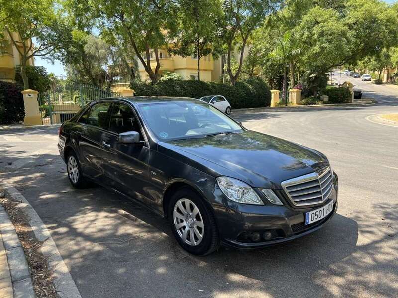 Usado Mercedes E200 184 CV (135 kW) 2011 Gris / metalizado Berlina