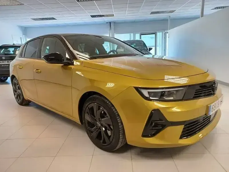 Usado Opel Astra GS Line 181 CV (133 kW) 2023 Amarillo Utilitario