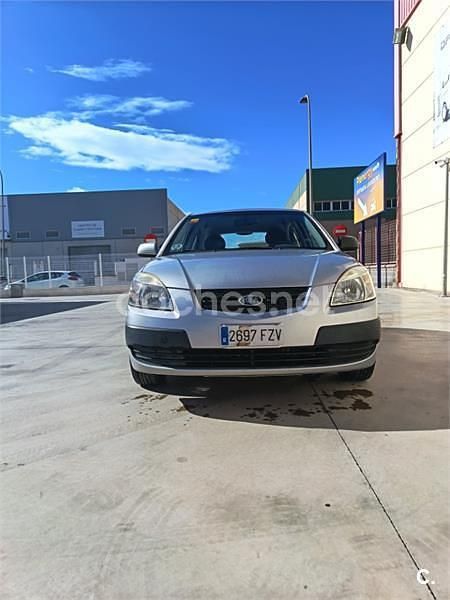 Usado Kia Rio Active 110 CV (80 kW) 2008 Gris / plata Berlina