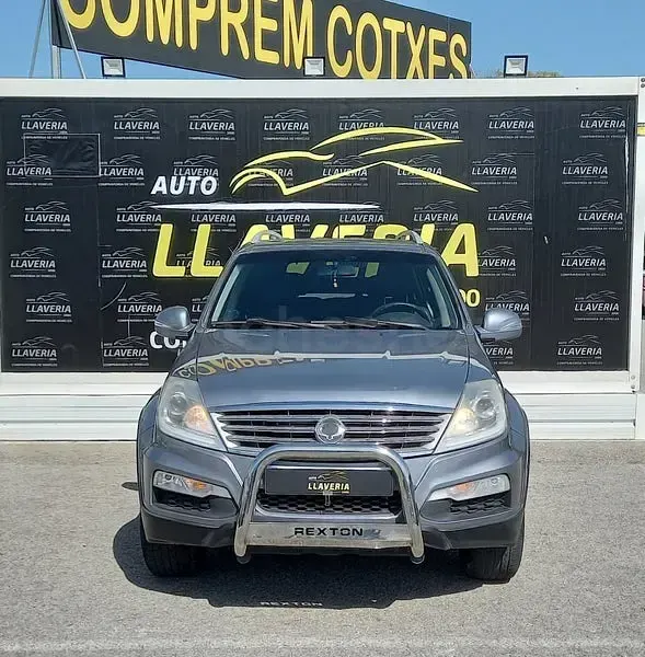 Usado SsangYong Rexton 155 CV (114 kW) 2014 Gris / plata SUV