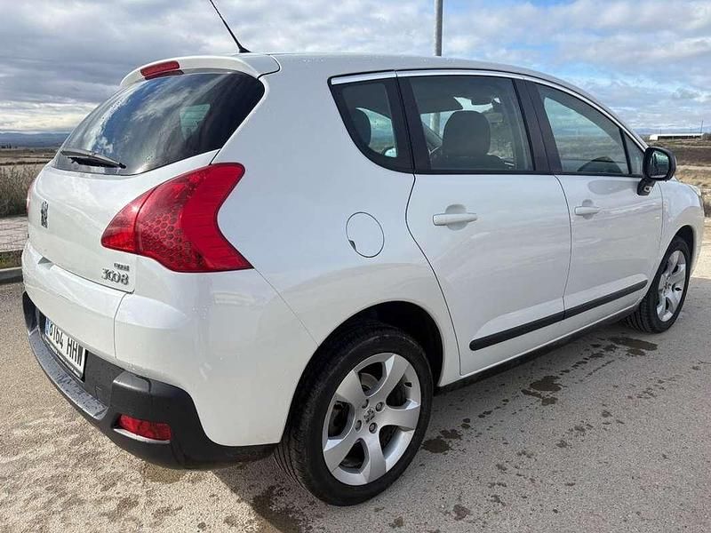 Usado Peugeot 3008 Active 111 CV (81 kW) 2012 Blanco Familiar