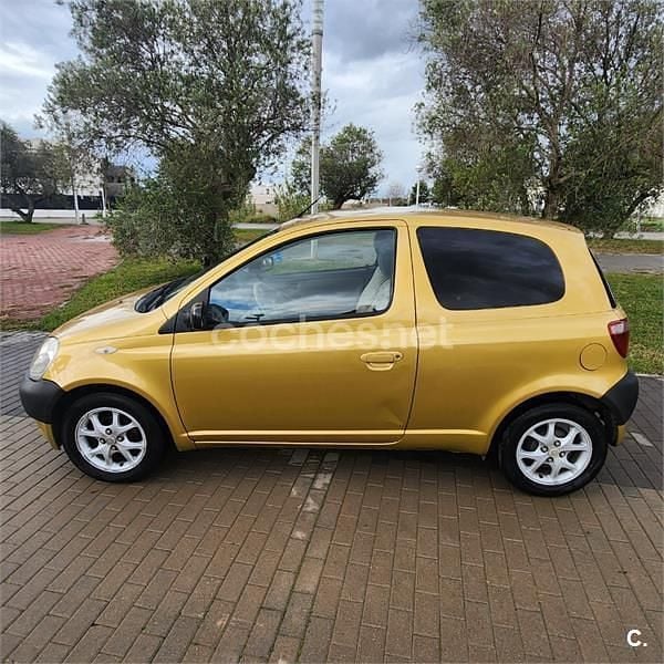 Usado Toyota Yaris Sol 68 CV (50 kW) 1999 Amarillo Berlina