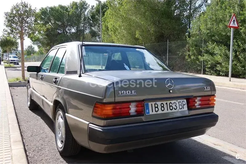 Usado Mercedes 190 109 CV (80 kW) 1993 Gris / plata Berlina