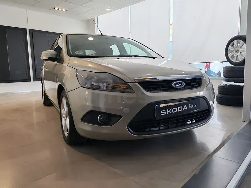 Usado Ford Focus Titanium 109 CV (80 kW) 2010 Gris / plata Berlina