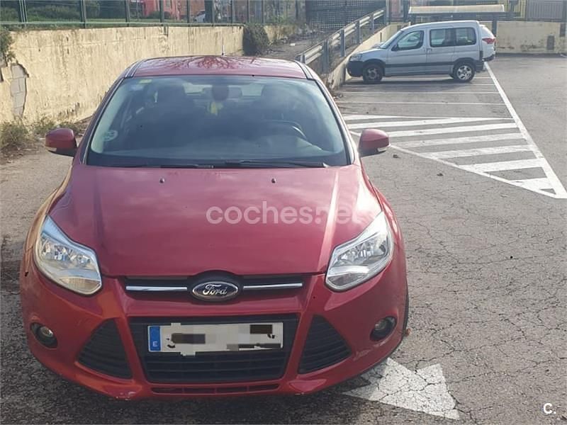 Usado Ford Focus Trend 115 CV (84 kW) 2011 Granate Berlina
