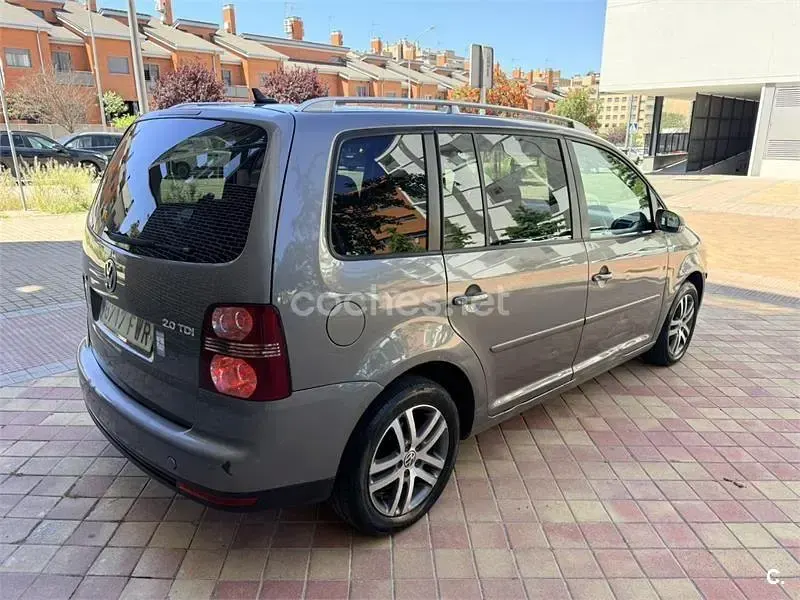 Usado VW Touran Highline 140 CV (102 kW) 2007 Gris / plata Monovolumen
