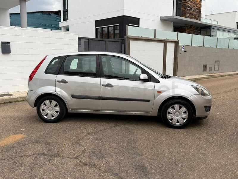 Usado Ford Fiesta Trend 90 CV (66 kW) 2007 Gris / plata Utilitario