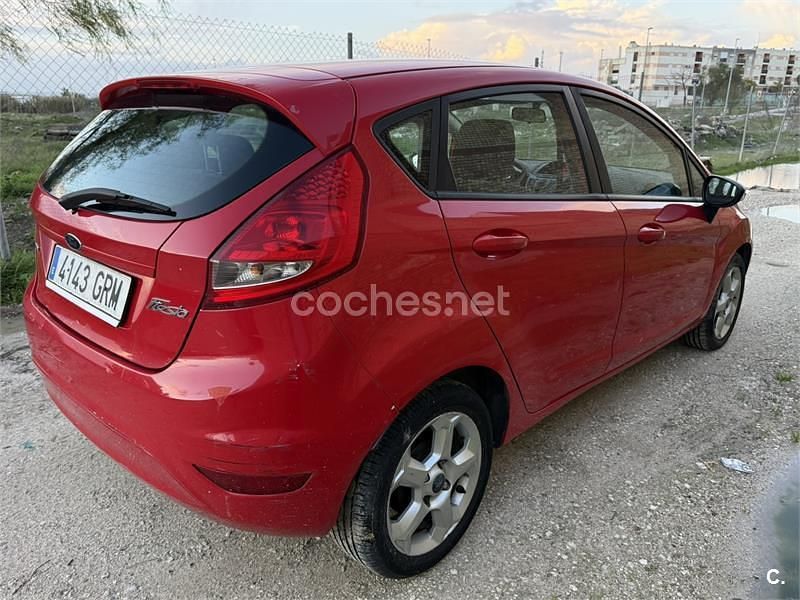 Usado Ford Fiesta Titanium 70 CV (51 kW) 2010 Rojo Utilitario