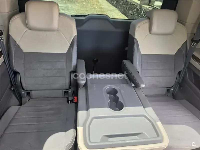 Usado VW Multivan Style 150 CV (110 kW) 2023 Gris / plata Monovolumen