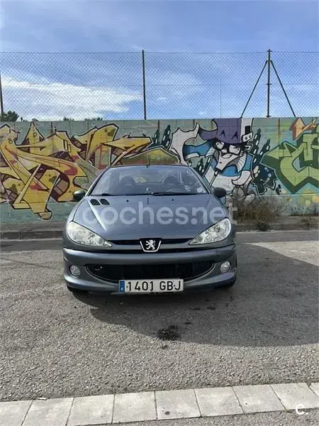 Usado Peugeot 206 CC 110 CV (80 kW) 2007 Gris / plata Descapotable