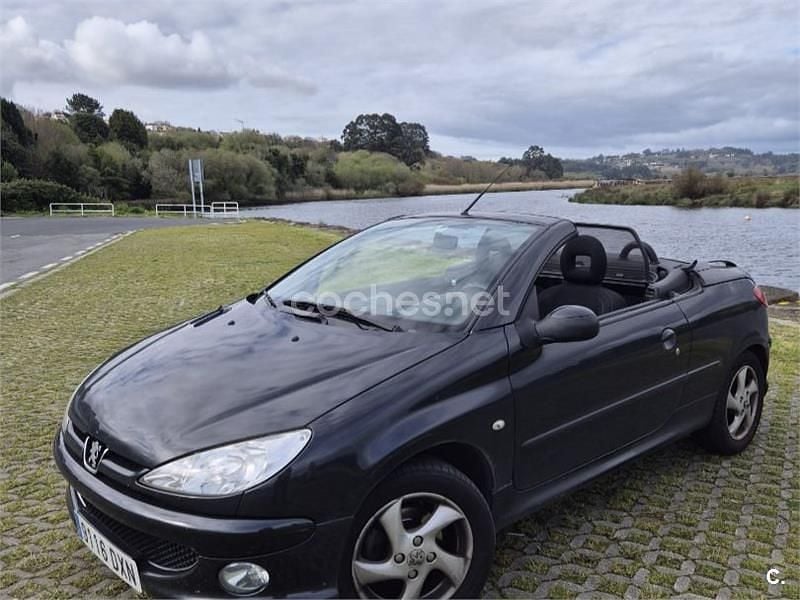 Usado Peugeot 206 CC 110 CV (80 kW) 2006 Negro Descapotable
