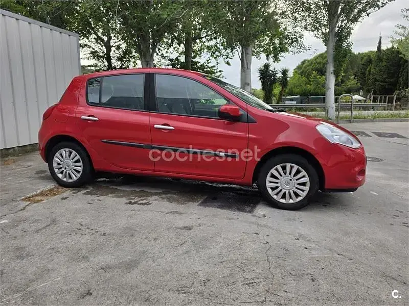 Usado Renault Clio IV Expression 75 CV (55 kW) 2012 Rojo Berlina