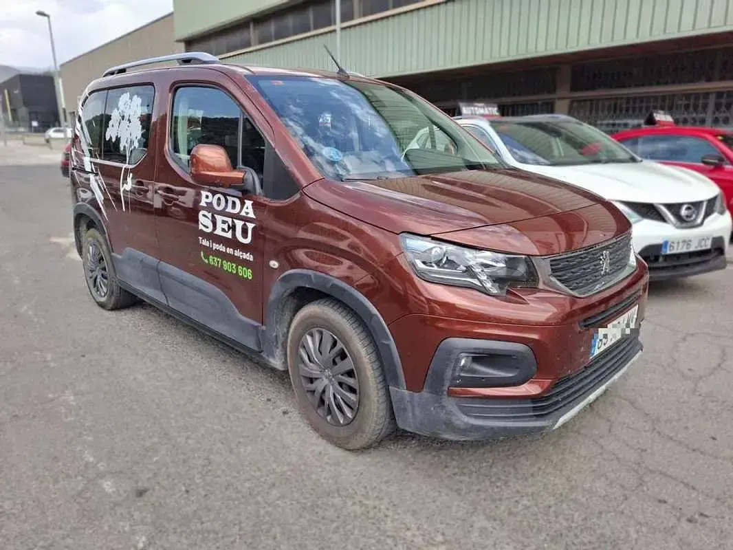 Usado Peugeot Rifter Allure 110 CV (80 kW) 2021 Marrón Monovolumen
