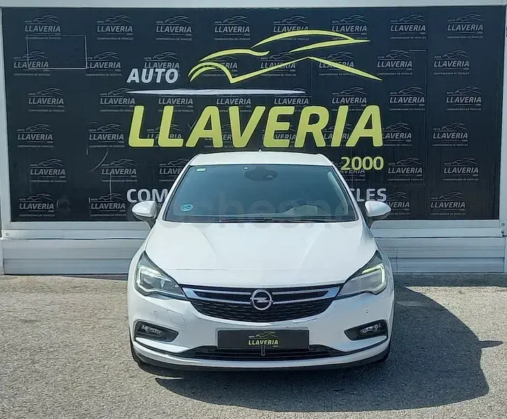 Usado Opel Astra Dynamic 136 CV (100 kW) 2016 Gris / plata Berlina