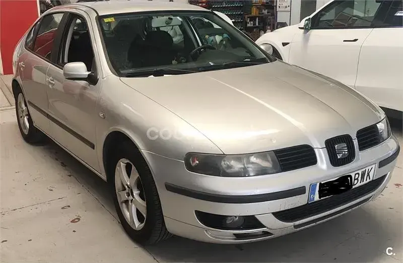 Usado Seat Leon 90 CV (66 kW) 2002 Gris / plata Utilitario