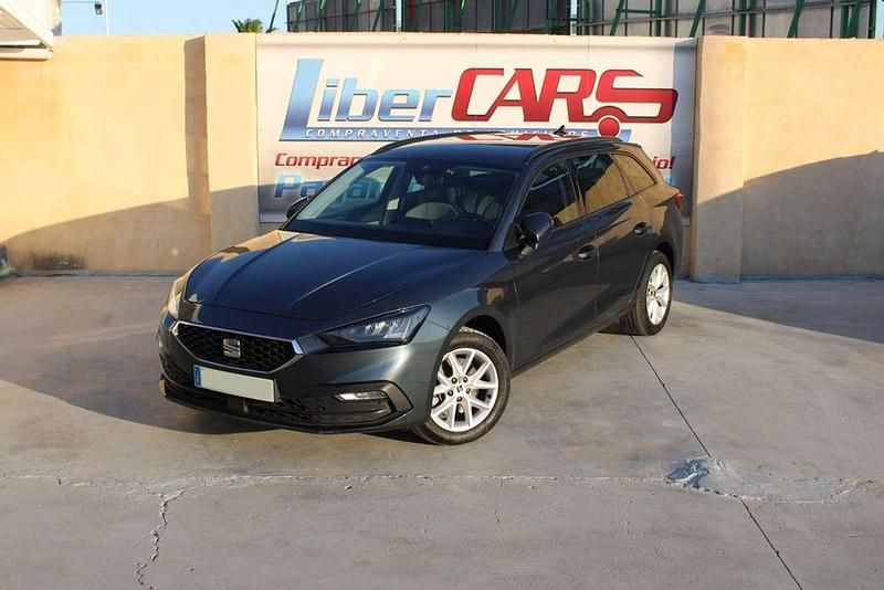 Usado Seat Leon Style 150 CV (110 kW) 2021 Gris Familiar