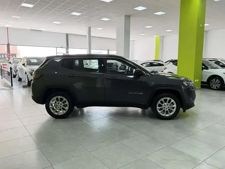 Usado Jeep Compass Limited 131 CV (96 kW) 2025 Gris SUV