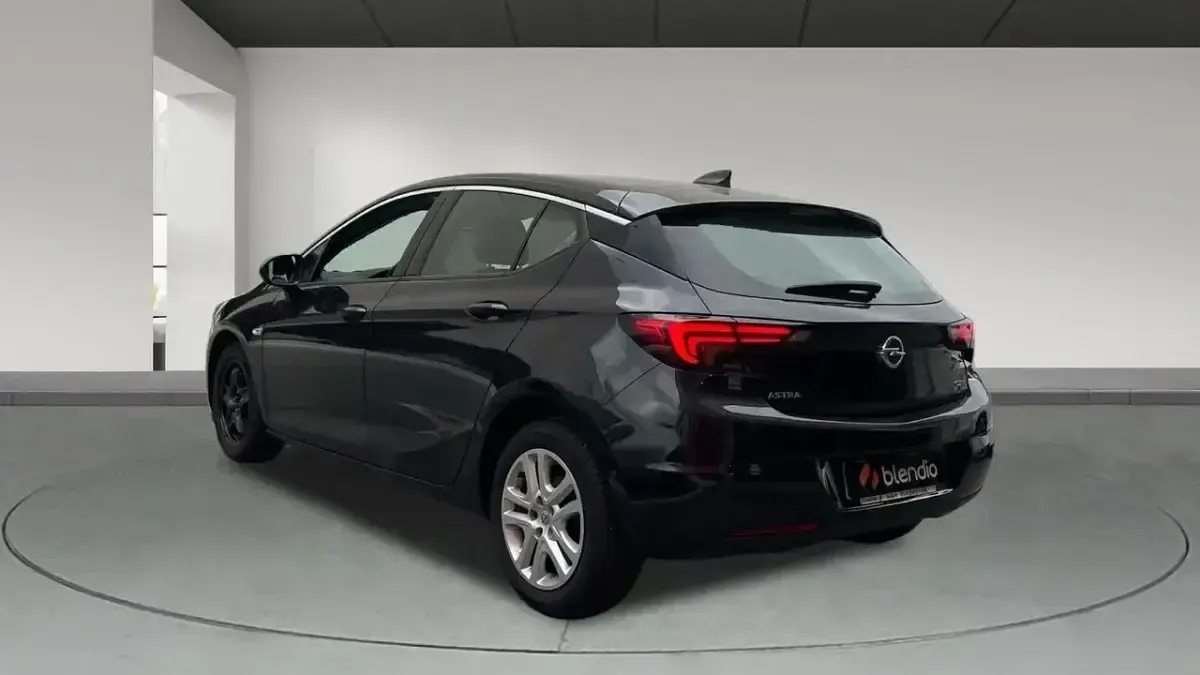 Usado Opel Astra Business 130 CV (95 kW) 2015 Negro