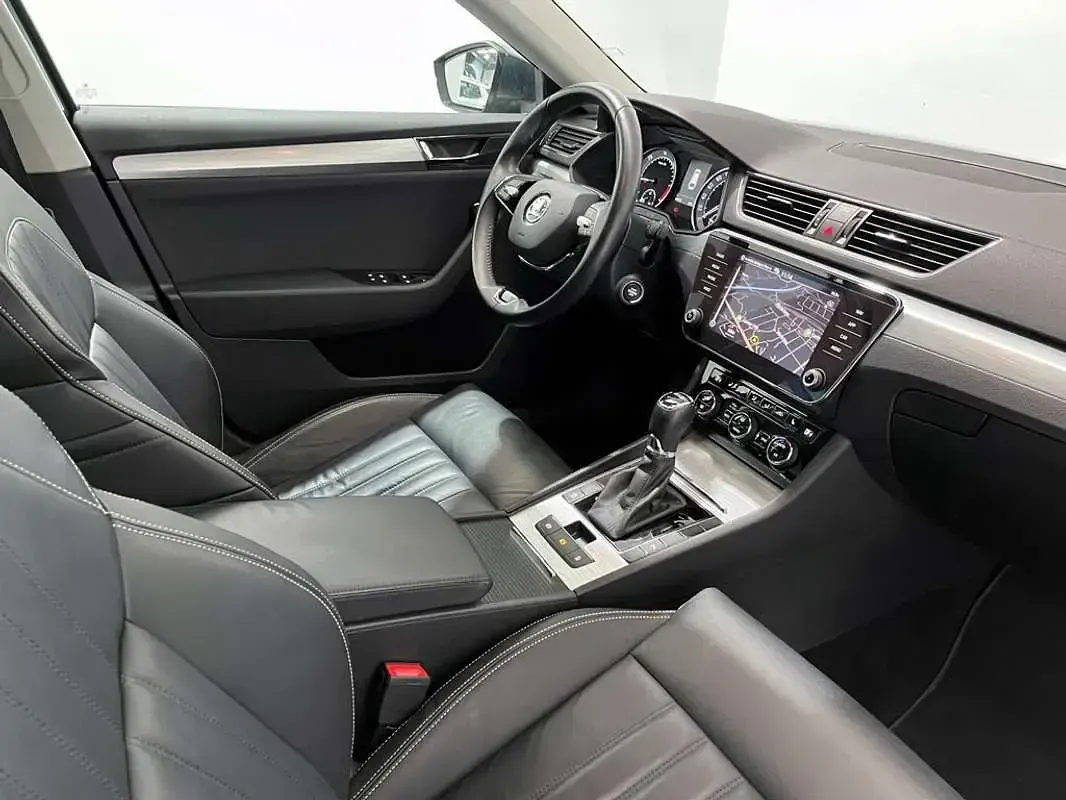 Usado Skoda Superb Style 150 CV (110 kW) 2021 Gris Familiar