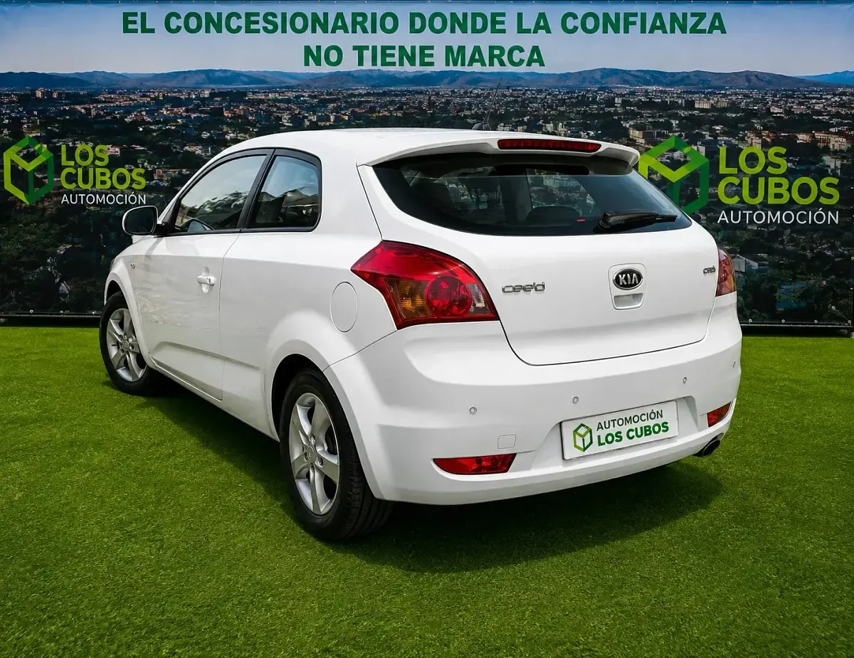 Usado Kia ProCeed 90 CV (66 kW) 2011 Blanco Utilitario