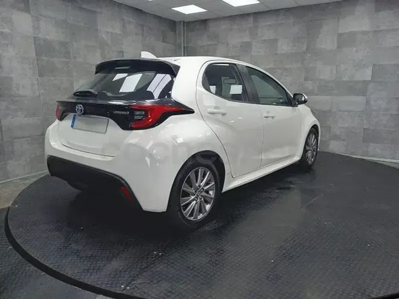Usado Toyota Yaris Hybrid Active 116 CV (85 kW) 2022 Blanco Berlina