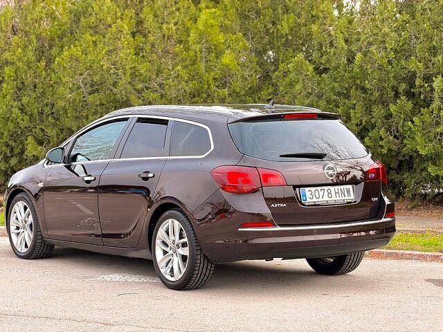 Usado Opel Astra Sportive 131 CV (96 kW) 2013 Negro Familiar