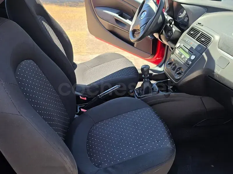 Usado Fiat Punto Classica 60 CV (44 kW) 2007 Rojo Utilitario