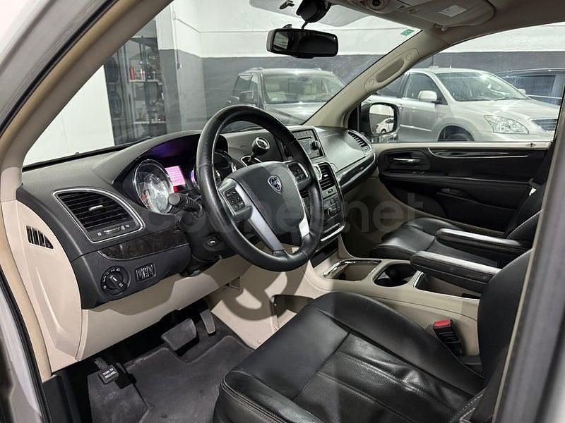 Usado Lancia Voyager Platinum 178 CV (130 kW) 2013 Gris / plata Monovolumen