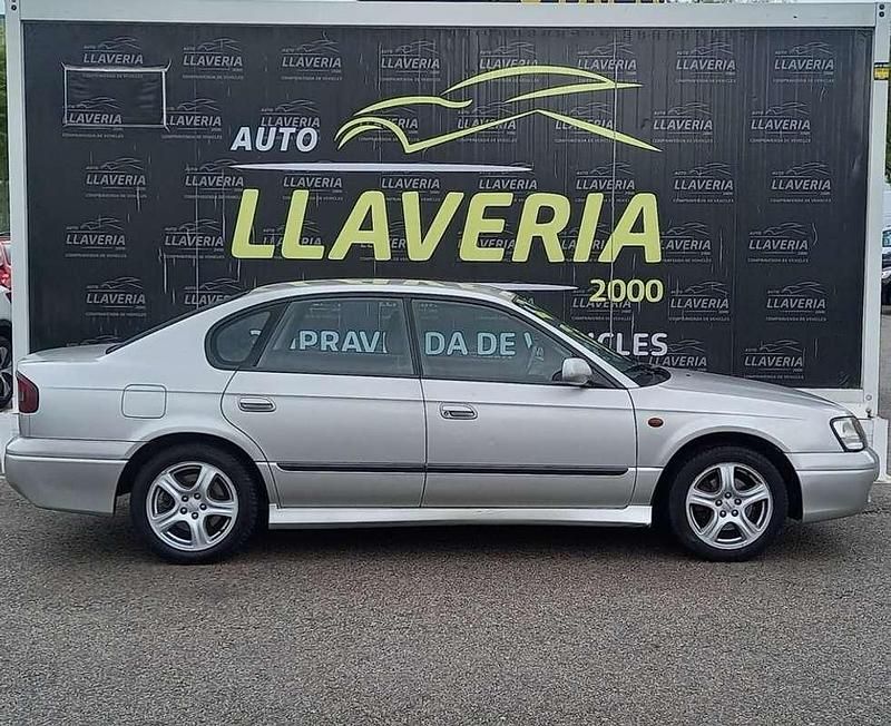 Usado Subaru Outback 156 CV (114 kW) 2000 Gris Familiar