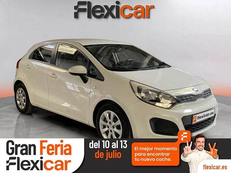 Blanco Usado 2014 Kia Rio Berlina | 8290 € (Precio justo) - Imagen 1/2