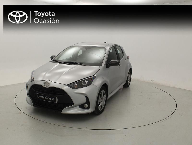 Gris Usado 2025 Toyota Yaris Hybrid Active Berlina | 22.375 € (Precio justo) - Imagen 1/4