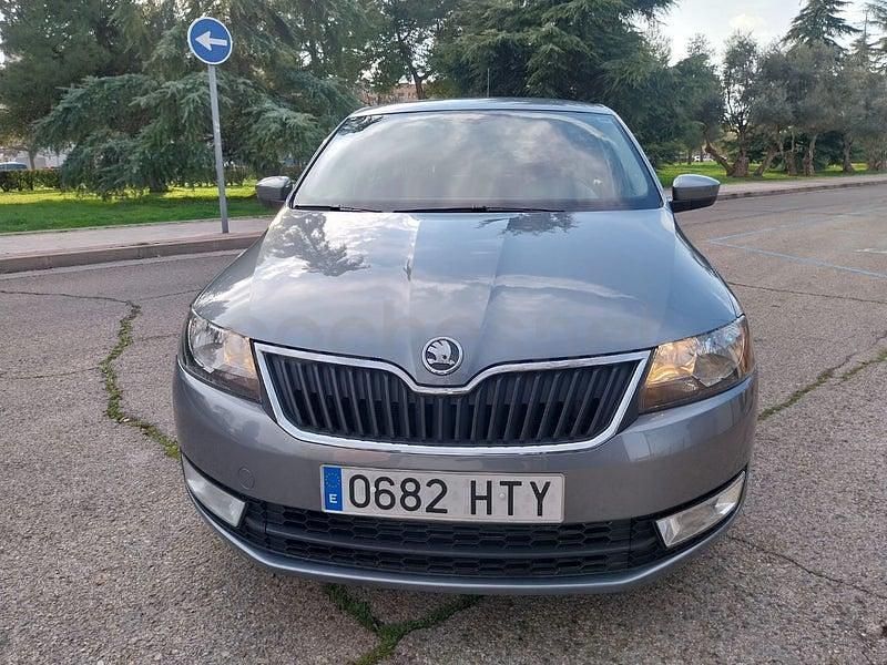 Usado Skoda Rapid Ambition 105 CV (77 kW) 2013 Gris / plata Utilitario