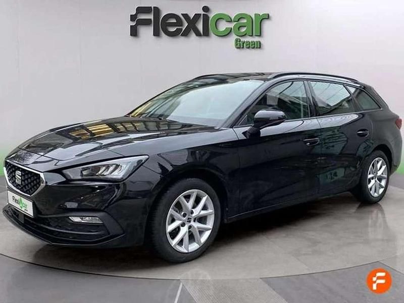 Usado Seat Leon Style 110 CV (80 kW) 2022 Negro Familiar