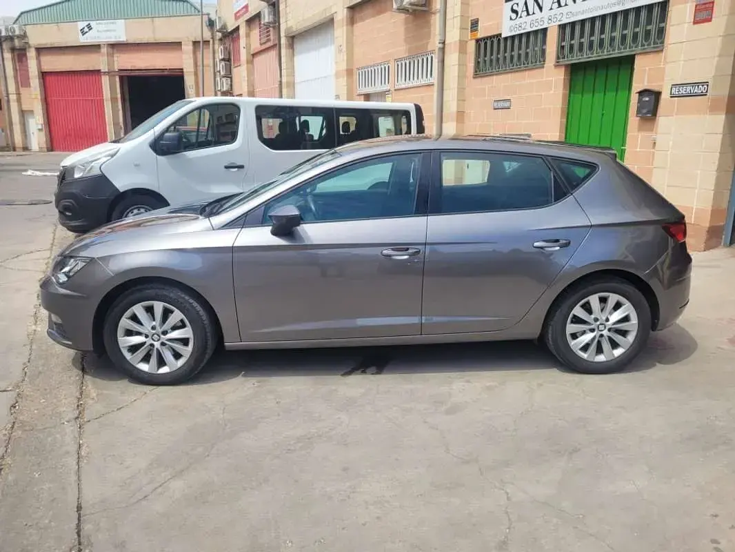 Usado Seat Leon Style 116 CV (85 kW) 2017 Beige Utilitario