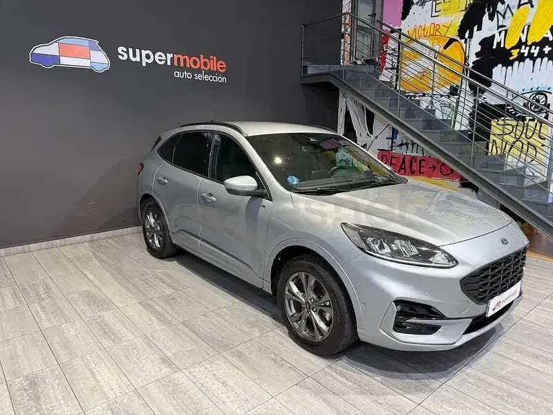 Usado Ford Kuga ST-Line 225 CV (165 kW) 2023 Gris / plata SUV