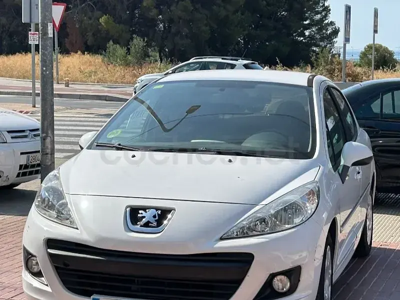 Usado Peugeot 207 68 CV (50 kW) 2013 Blanco Berlina