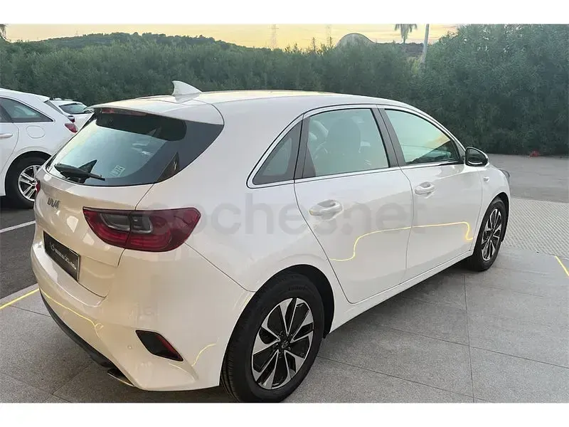 Usado Kia Ceed 100 CV (73 kW) 2025 Blanco Utilitario